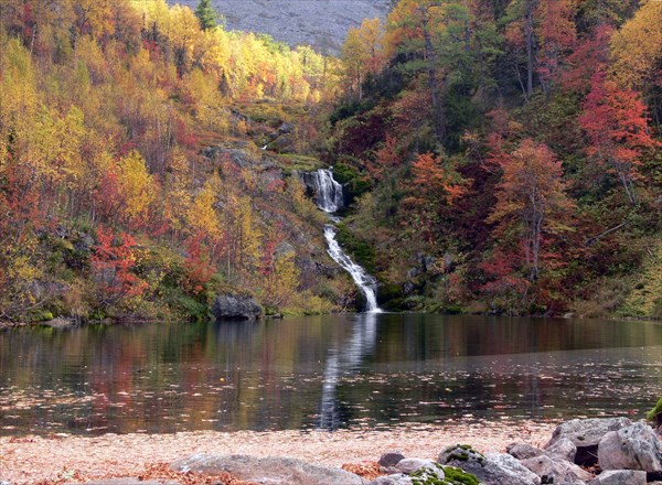 Водопад и озеро реки Таборная